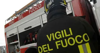 Castellammare di Stabia, a fuoco un'auto in via Annunziatella: nessun ferito