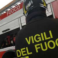 Castellammare di Stabia, a fuoco un'auto in via Annunziatella: nessun ferito