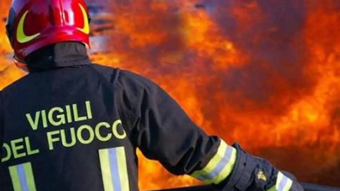 Paura nella notte a Lettere, due auto avvolte dalle fiamme: indagano i carabinieri