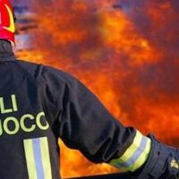 Paura nella notte a Lettere, due auto avvolte dalle fiamme: indagano i carabinieri