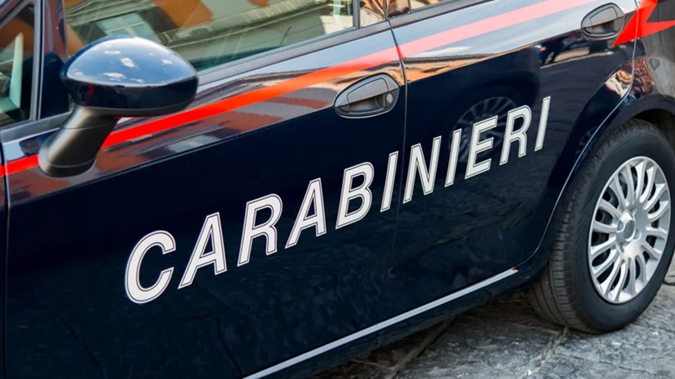 Napoli, tragedia a Miano: 21enne ucciso da un colpo di pistola sotto casa, indagini in corso