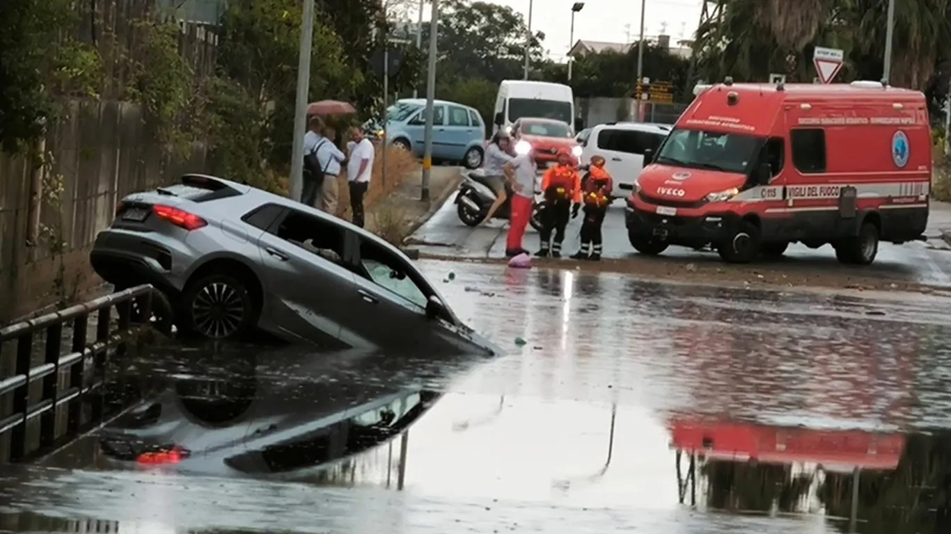 Maltempo nel Vesuviano, strade allagate e alberi caduti: auto intrappolata nel sottopasso di via Settetermini