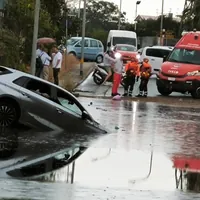 Maltempo nel Vesuviano, strade allagate e alberi caduti: auto intrappolata nel sottopasso di via Settetermini