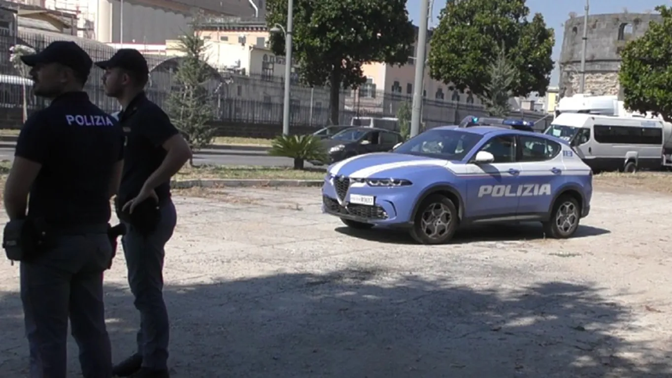 Napoli, blitz alle Torri Aragonesi di via Marina: rimossi 4 quintali di rifiuti
