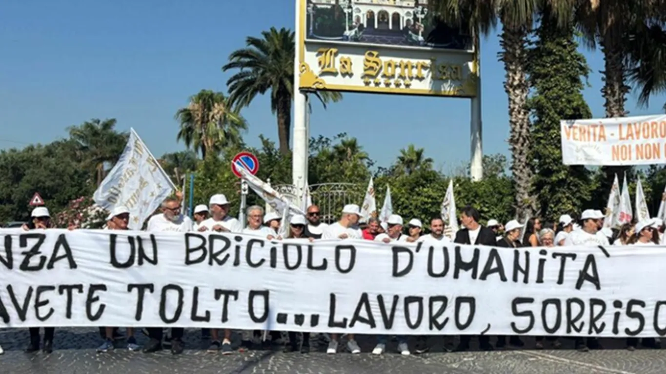 Chiusura Sonrisa, protesta dei lavoratori davanti al Castello: "Ci avete tolto tutto senza un briciolo di umanità"