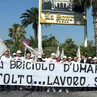 Chiusura Sonrisa, protesta dei lavoratori davanti al Castello: "Ci avete tolto tutto senza un briciolo di umanità"