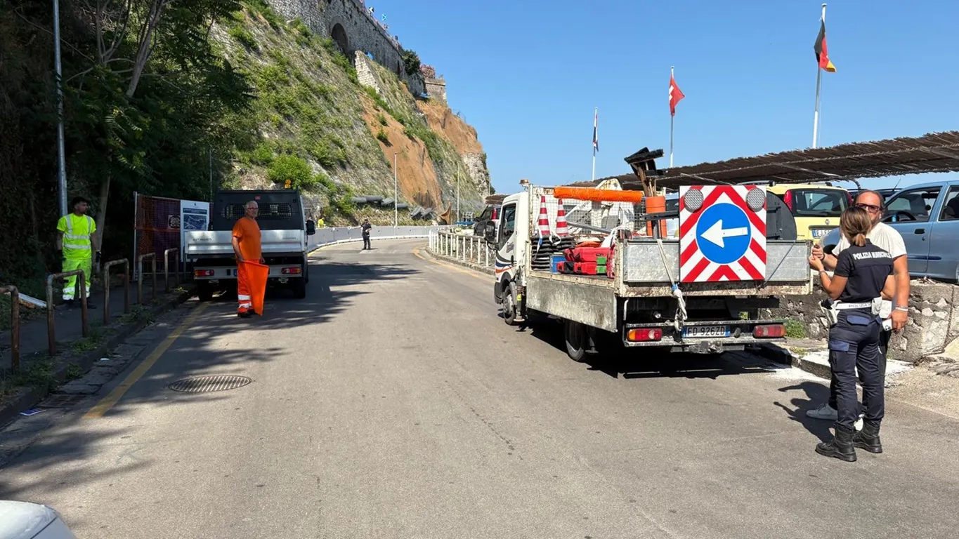 Castellammare, via Acton: avviata la rimozione dei paletti sul marciapiede lato mare