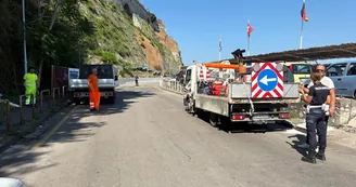 Castellammare, via Acton: avviata la rimozione dei paletti sul marciapiede lato mare