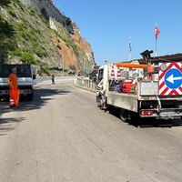 Castellammare, via Acton: avviata la rimozione dei paletti sul marciapiede lato mare