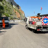 Castellammare, via Acton: avviata la rimozione dei paletti sul marciapiede lato mare