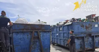 Casoria, scoperta discarica abusiva di rifiuti speciali: sequestrati oltre 5 tonnellate di scarti