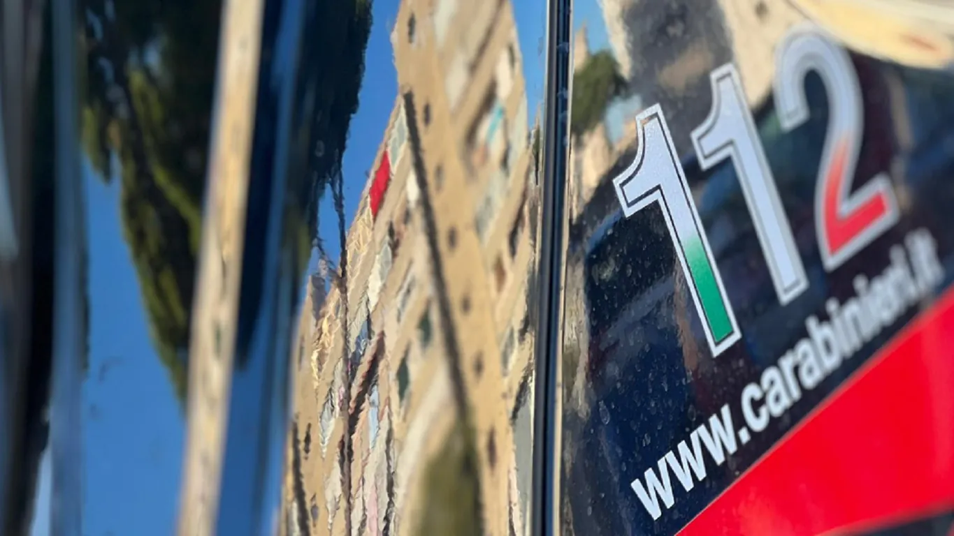 Accoltellato sette volte davanti a un negozio: ferito un 38enne nel Napoletano