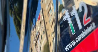 Accoltellato sette volte davanti a un negozio: ferito un 38enne nel Napoletano