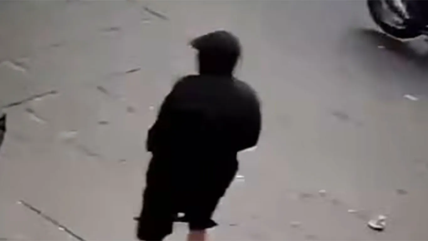 Napoli, trovato kalashnikov sotto un'auto: potrebbe essere l'arma usata nella sparatoria di Montesanto