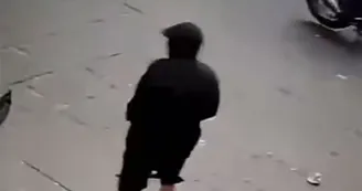 Napoli, trovato kalashnikov sotto un'auto: potrebbe essere l'arma usata nella sparatoria di Montesanto