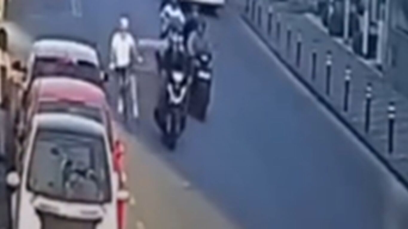 Pompei, spinge un ciclista di 80 anni per gioco: il giovane si costituisce dopo il video virale