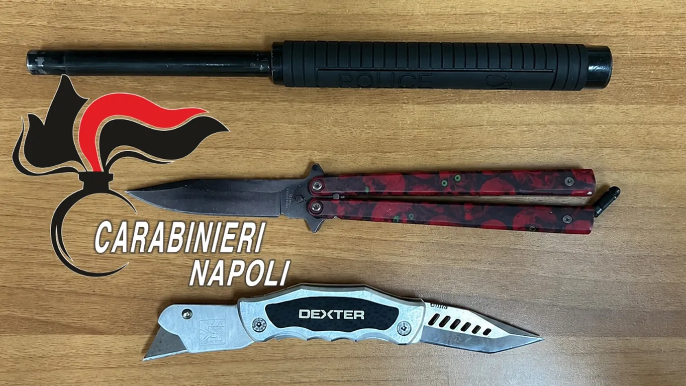 Castellammare di Stabia, due minorenni denunciati: carabinieri sequestrano coltelli e un manganello