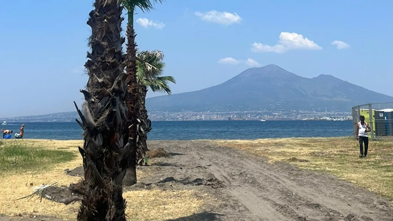 Castellammare di Stabia, conclusi i lavori sul litorale: recuperati fino a 20 metri di arenile