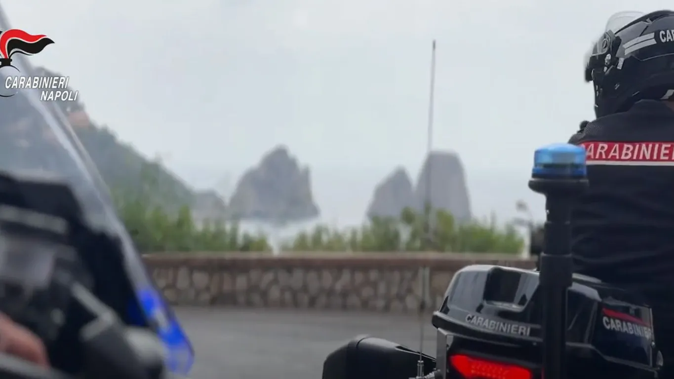 Evade dai domiciliari per raggiungere l'ex a Capri: arrestato 31enne
