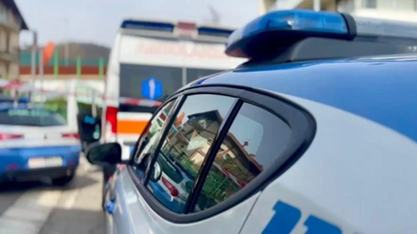 Tenta di strangolare la compagna, vittima è in diretta social: salvata dalle amiche