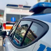 Tenta di strangolare la compagna, vittima è in diretta social: salvata dalle amiche
