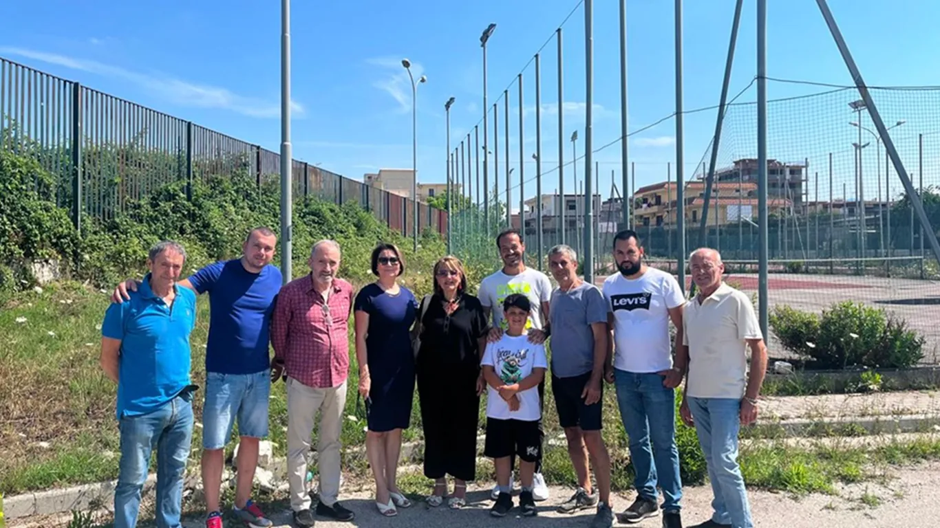 Torre Annunziata, l'Associazione ABC dona 20 arbusti all'Istituto Marconi