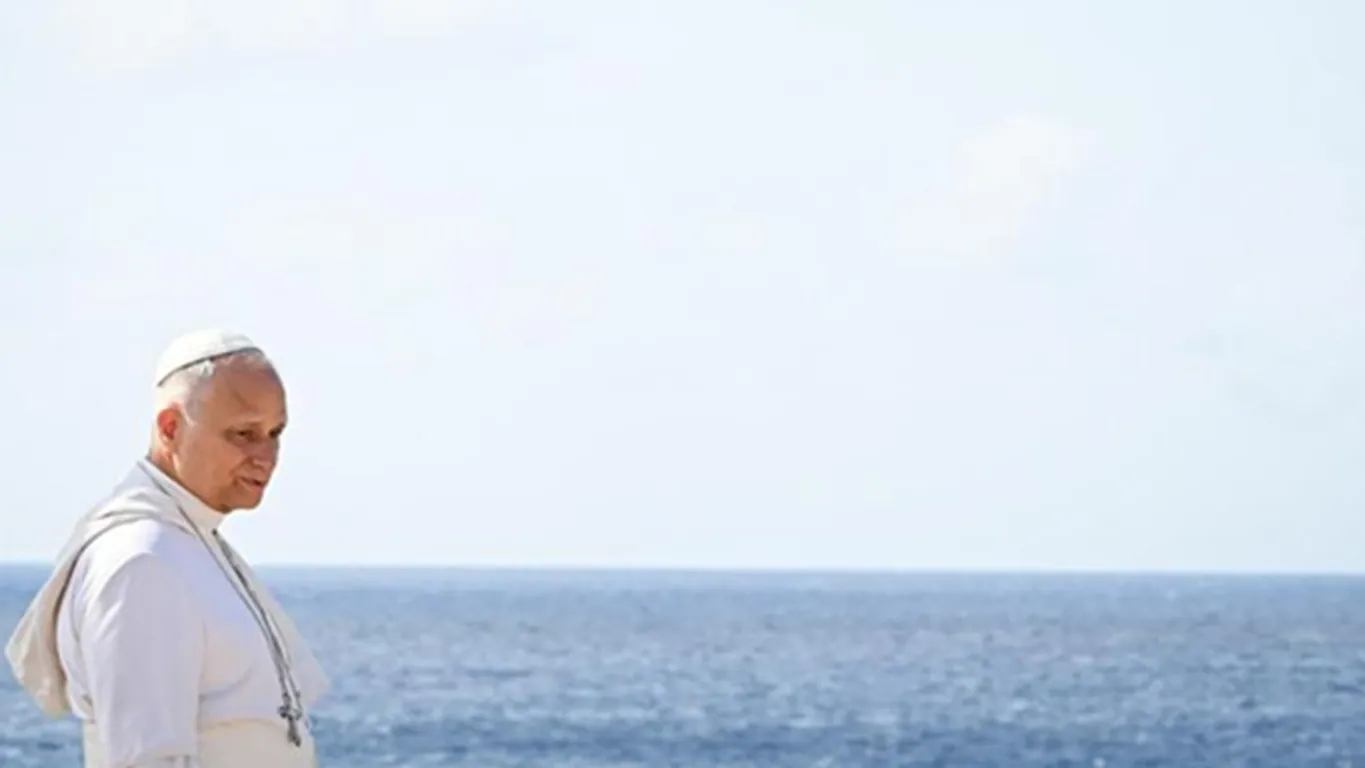 Papa a Lampedusa: preghiera per i migranti al cimitero, poi varca la Porta d'Europa