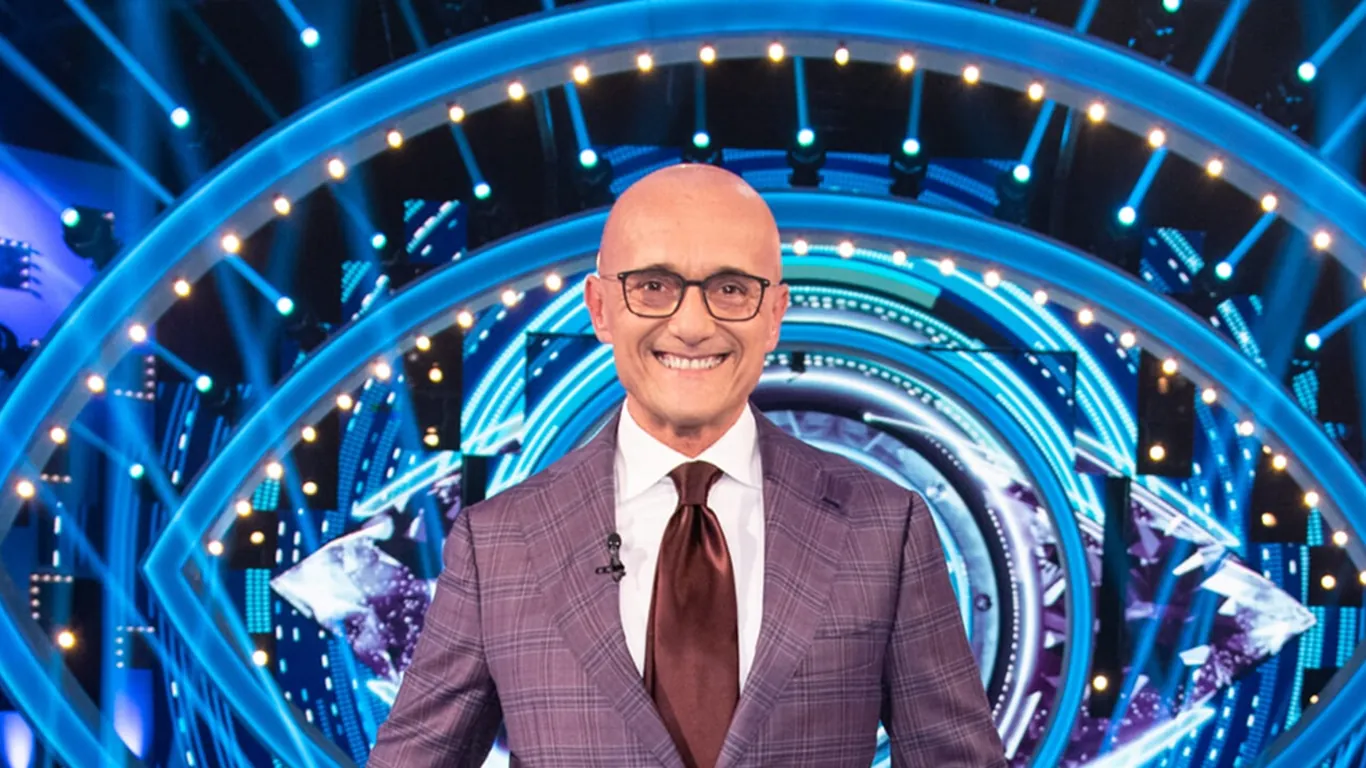 Alfonso Signorini riappare in pubblico dopo mesi di assenza: la foto insieme a tre ex gieffini