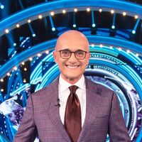 Alfonso Signorini riappare in pubblico dopo mesi di assenza: la foto insieme a tre ex gieffini