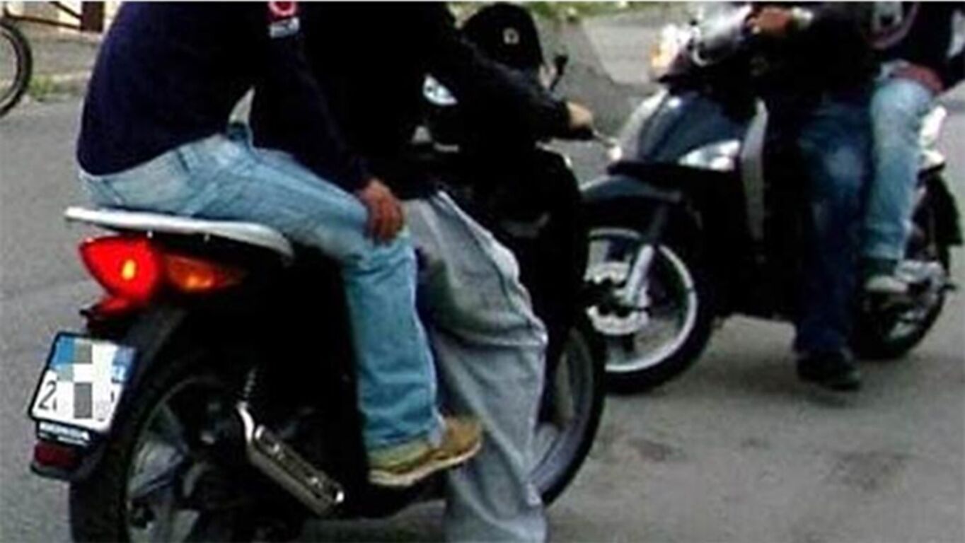 Torre Annunziata, allarme sul lungomare: «Moto e scooter tra i pedoni, si rischia la tragedia»