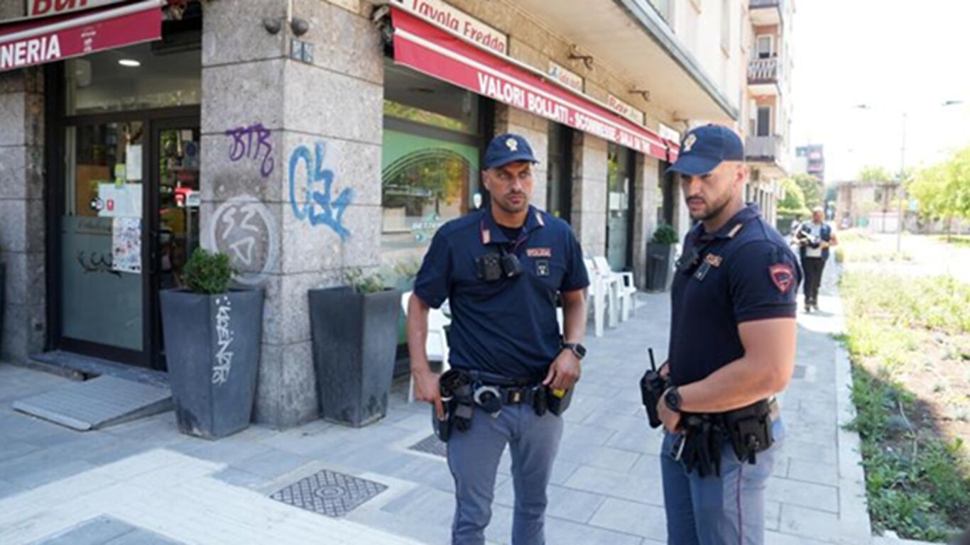 Milano, 55enne accoltellato fuori da un bar. L'aggressore: "Divertente, appena esco lo rifaccio"