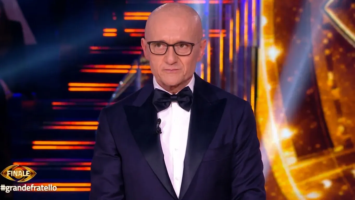 Alfonso Signorini rompe il silenzio sul caso Corona: "Ho vissuto una gogna mediatica. Gli amici sono spariti"