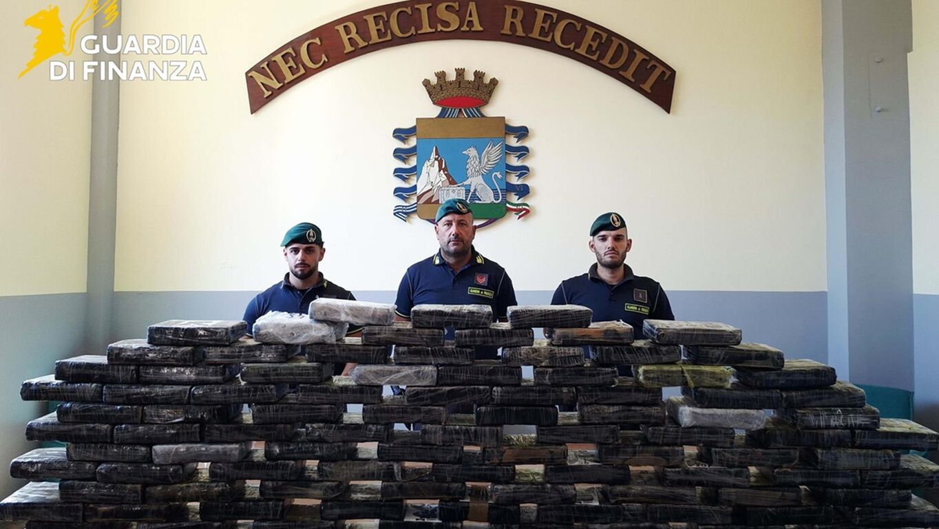 Napoli, sequestrati 113 chili di cocaina nascosti in un'autocisterna: arrestato il conducente