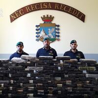 Napoli, sequestrati 113 chili di cocaina nascosti in un'autocisterna: arrestato il conducente