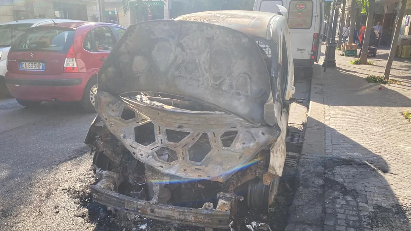 Torre Annunziata, notte di incendi in corso Umberto: rifiuti in fiamme, distrutta un'auto