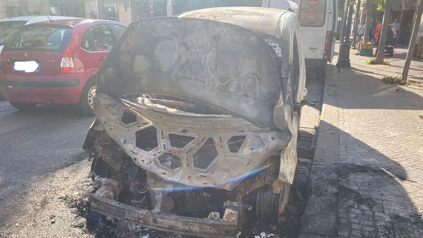 Torre Annunziata, notte di incendi in corso Umberto: rifiuti in fiamme, distrutta un'auto