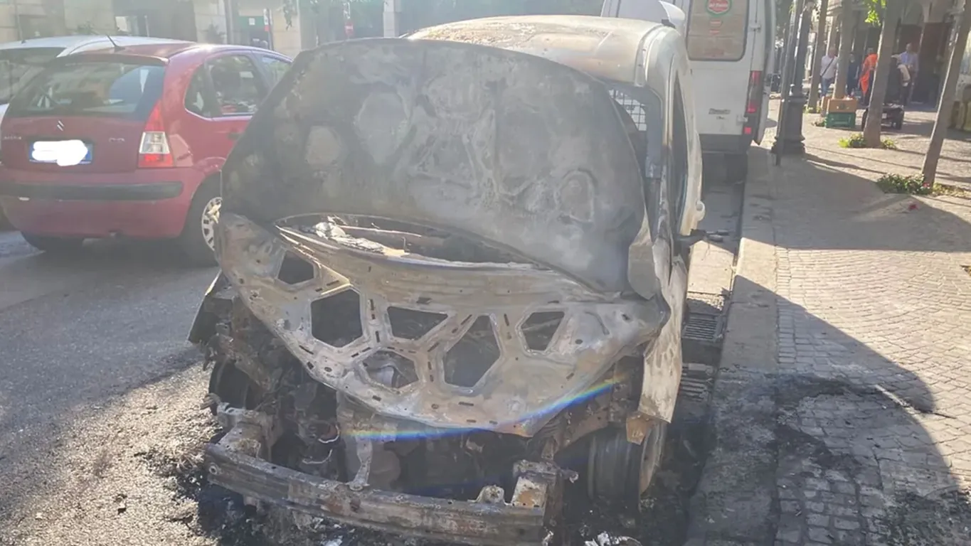 Torre Annunziata, notte di incendi in corso Umberto: rifiuti in fiamme, distrutta un'auto