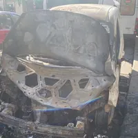 Torre Annunziata, notte di incendi in corso Umberto: rifiuti in fiamme, distrutta un'auto