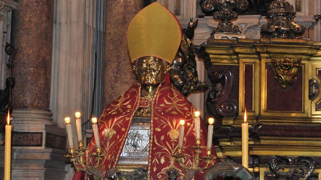 Ruba la mitria dal busto di San Gennaro nel Duomo di Napoli: arrestato un 43enne