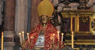 Ruba la mitra dal busto di San Gennaro nel Duomo di Napoli: arrestato un 43enne