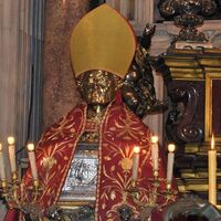 Ruba la mitria dal busto di San Gennaro nel Duomo di Napoli: arrestato un 43enne