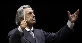 Pompei, Riccardo Muti accende il mito all'Anfiteatro: quando la musica sposa l'eternità