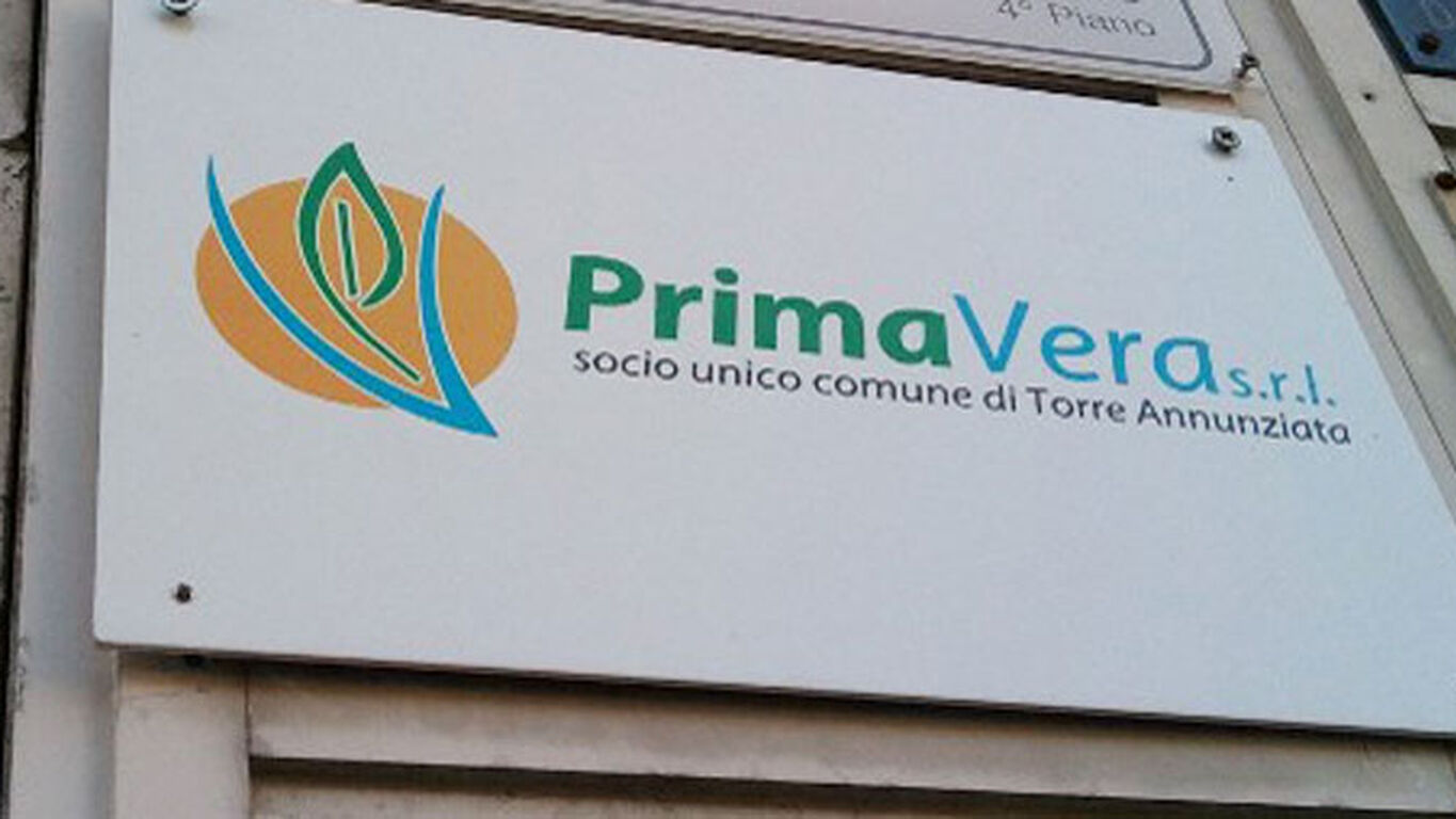 Torre Annunziata, rifiuti, cresce la protesta dei lavoratori: «Personale e mezzi insufficienti»