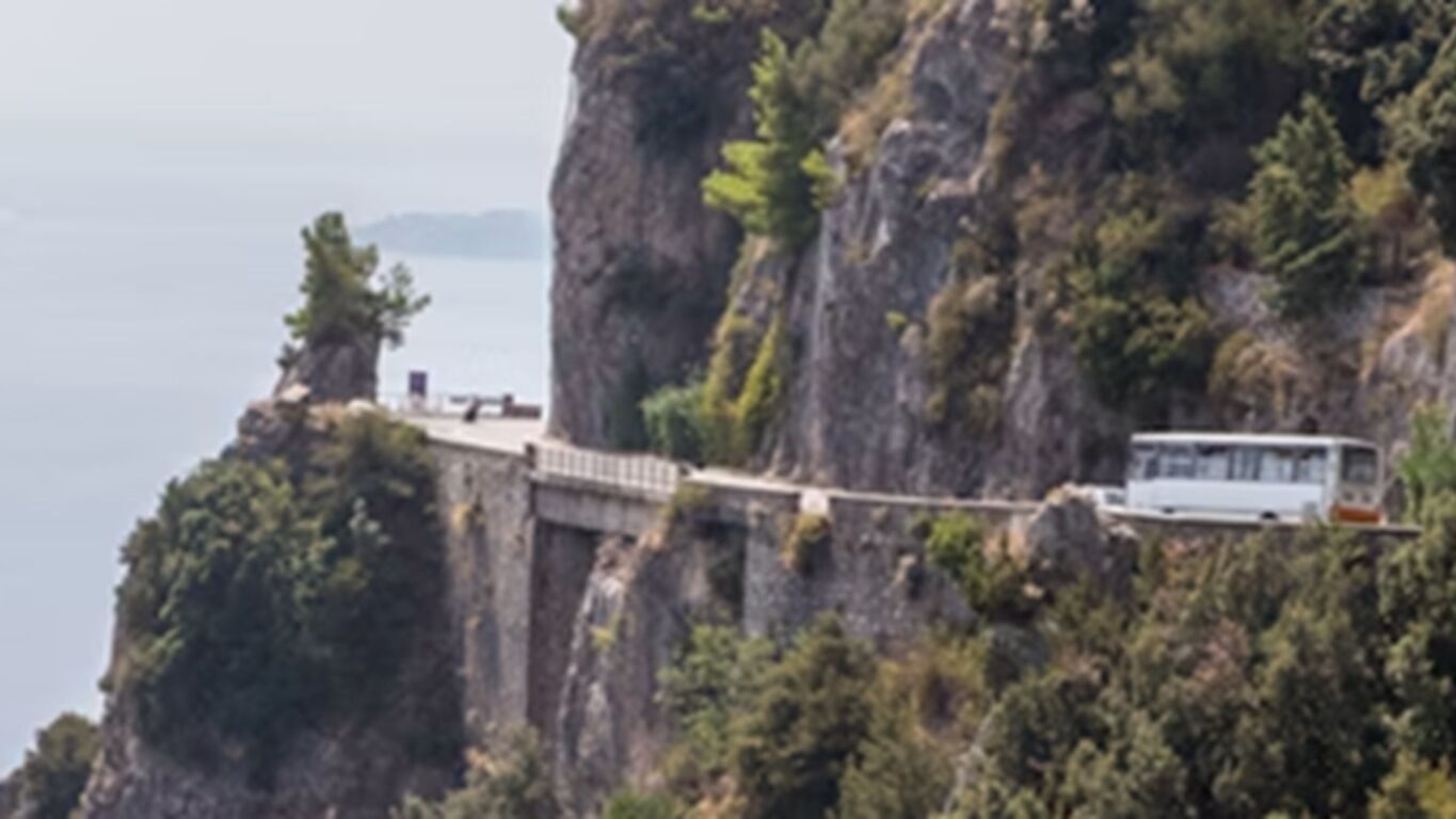 Costiera Amalfitana, Confesercenti contro il divieto ai bus turistici: «Scelta inaccettabile»