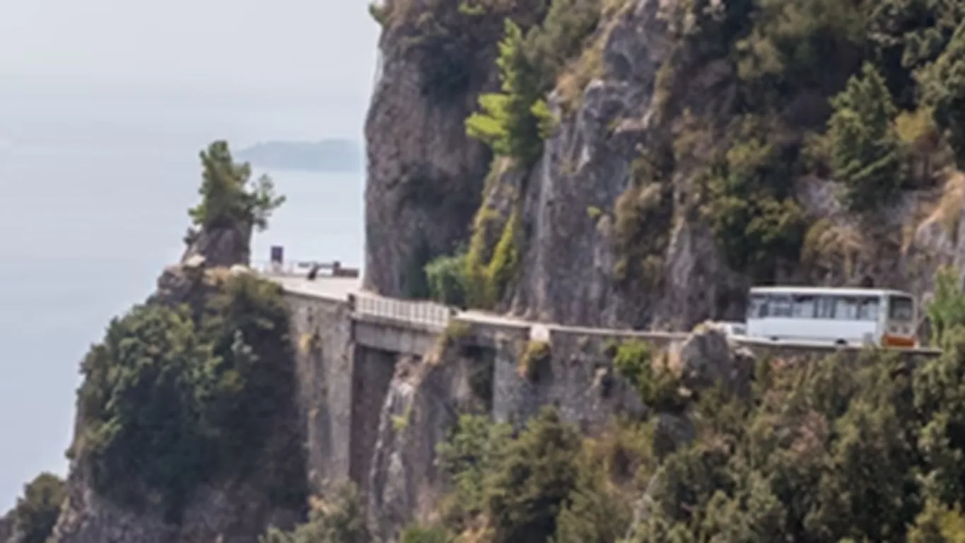 Costiera Amalfitana, Confesercenti contro il divieto ai bus turistici: «Scelta inaccettabile»