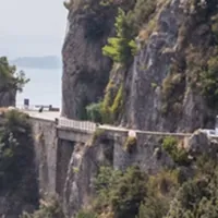 Costiera Amalfitana, Confesercenti contro il divieto ai bus turistici: «Scelta inaccettabile»