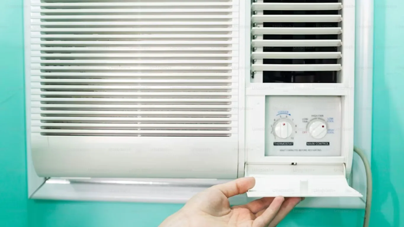 Bollette più leggere in estate: 10 consigli per risparmiare energia senza rinunciare al fresco