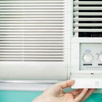 Bollette più leggere in estate: 10 consigli per risparmiare energia senza rinunciare al fresco