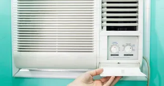 Bollette più leggere in estate: 10 consigli per risparmiare energia senza rinunciare al fresco