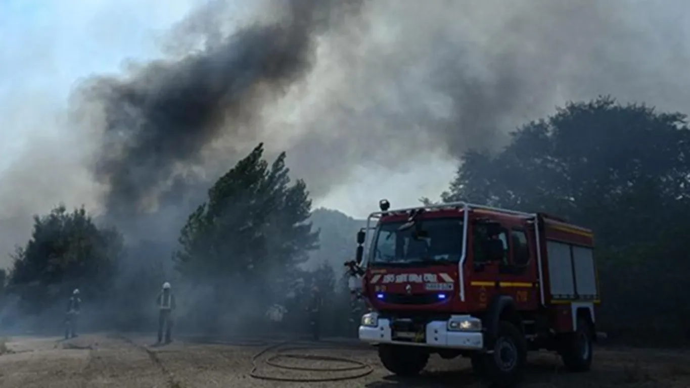 Spagna, 12 morti a causa di un incendio in Andalusia: alcune vittime trovate nelle auto